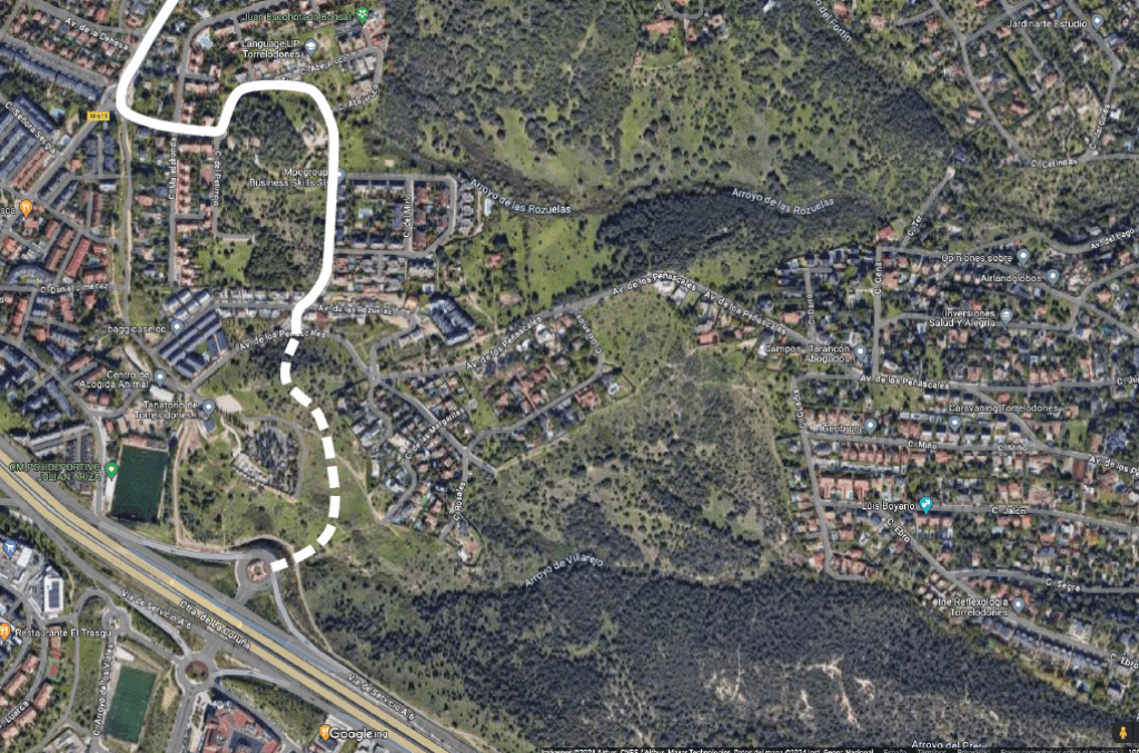 Vista del trazado proyectado por el Ayuntamiento, que segmenta el AHN de forma irreversible y pretende desviar el tráfico desde la A6 hacia Hoyo de Manzanares a través de calles residenciales.